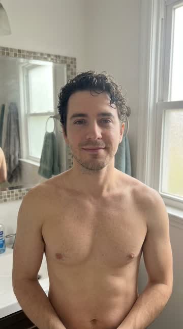 Nicolás, Baño con espejo